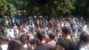 Участники акции протеста критиковали политику фармакологических компаний Hoffmann-La Roche и Merck & Co, которые, пользуясь монополией, установили на жизненно важный препарат очень высокую цену
