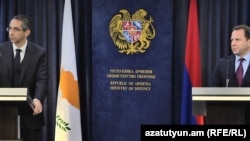 Կիպրոսի պաշտպանության նախարար Սավաս Անգելիդիսը և Հայաստանի պաշտպանության նախարար Դավիթ Տոնոյանը համատեղ մամուլի ասուլիսում: