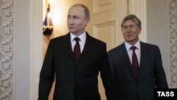 Алмазбек Атамбаев менен Владимир Путин. Санк-Петербурга, 16-март, 2015-жыл 