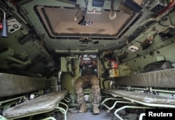 Военнослужащий Вооруженных сил Украины из 47-й отдельной механизированной бригады «Магура» готовит боевую машину пехоты M2 Bradley, сентябрь 2023 года