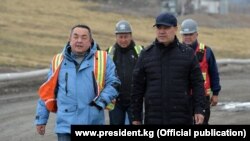 Президент Садыр Жапаров жана "Кумтөр Голддун" убактылуу тышкы башкаруучусу Тенгиз Бөлтүрүк Кумтөр кенинде. 2021-жыл, 15-июнь.
