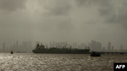 Государственные нефтеперерабатывающие заводы Индии возобновили закупку российской нефти после короткого перерыва, несмотря на рост тарифов и критику со стороны администрации Дональда Трампа