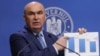 Premierul Ilie Bolojan a explicat într-o conferință de presă din 2 septembrie că reducerea a 40% din posturile totale din administrație ar însemna diminuarea a 10% din posturile ocupate efectiv.