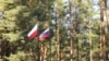 Сьцягі Польшчы і Расеі ў Катынскім лесе
