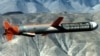 <strong>1976-cı ildə Nyu-Meksikoda sınaqdan keçirilən "Tomahawk" raketinin ilkin versiyası.</strong><br>"Tomahawk" 1970-ci illərdə Sovet İttifaqı ilə "Soyuq müharibə" gərginliyi fonunda hazırlanıb. Bu qanadlı raket elə dizayn olunub ki, uzaq məsafələrə kifayət qədər aşağı səviyyədə uçaraq əksər radarlara düşmür, eyni vaxtda sərnişin təyyarəsi sürətində uçur.