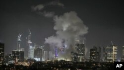 Իսրայել - Իրանի հրթիռային հարվածից հետո Թել Ավիվում ծուխ է բարձրանում, 13-ը հունիսի, 2025թ. 