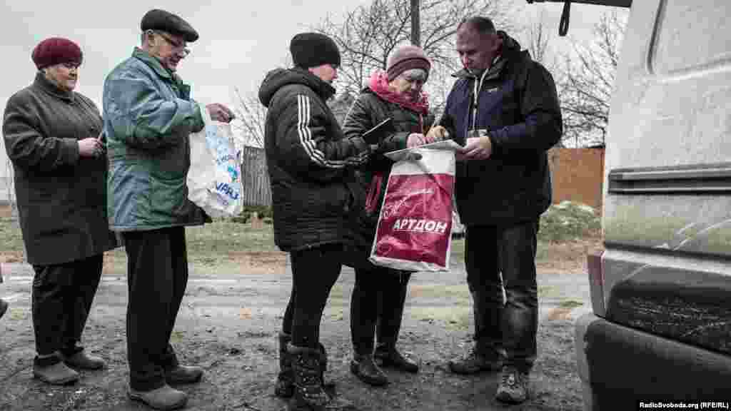 Мұндағы адамдарға қоғамдық ұйым өкілдері гигиеналық заттар мен су сүзгілерін әкелді. Гуманитарлық көмек - бұл аумақта қалған аз ғана адамның өмірін сақтап тұрған маңызды фактор.