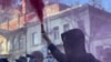 Участник акции протеста в Тбилиси, 4 октября 2025 года