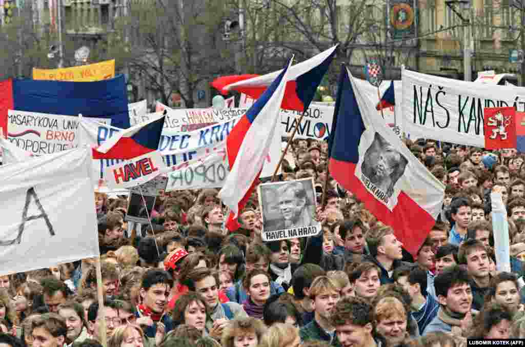დემონსტრაციები პრაღაში მას შემდეგაც გრძელდებოდა, რაც ჩეხოსლოვაკიის კომუნისტმა მმართველებმა უკან დაიხიეს და დათანხმდნენ თავისუფალი არჩევნების ჩატარებაზე. 1989 წლის 19 დეკემბერს, პრაღის ცენტრში გადაღებულ ამ სურათზე ერთ-ერთ დემონსტრანტს უჭირავს ტრანსპარანტი წარწერით: &quot;ჰაველი ჰრადზე&quot;. იმ დროს ეს მეტად პოპულარული სლოგანი იყო და გამოხატავდა მოსახლეობის დიდი ნაწილის სურვილს, ქვეყნის პრეზიდენტი ვაცლავ ჰაველი გამხდარიყო (პრეზიდენტის რეზიდენცია სწორედ პრაღის ჰრადზე - სხვაგვარად პრაღის კრემლში - მდებარეობს). &nbsp;